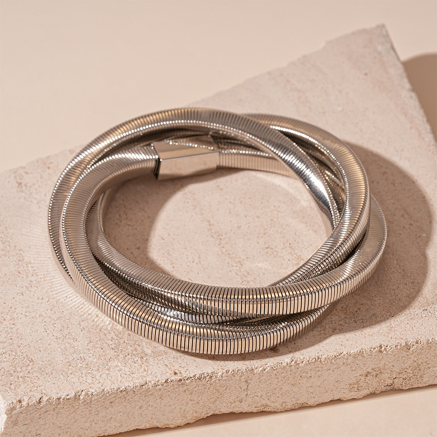 Pulsera geométrica europea y americana de acero inoxidable con diseño trenzado metálico, diseño moderno, elegante y de alta gama para mujer. image 8