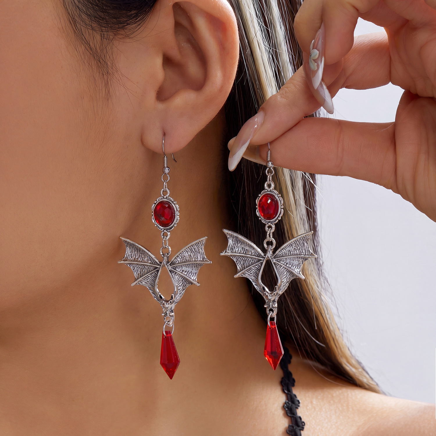 Aretes de Halloween series de diseño gótico oscuro color de choque murciélago colgante de cristal orejas nicho femenino retro