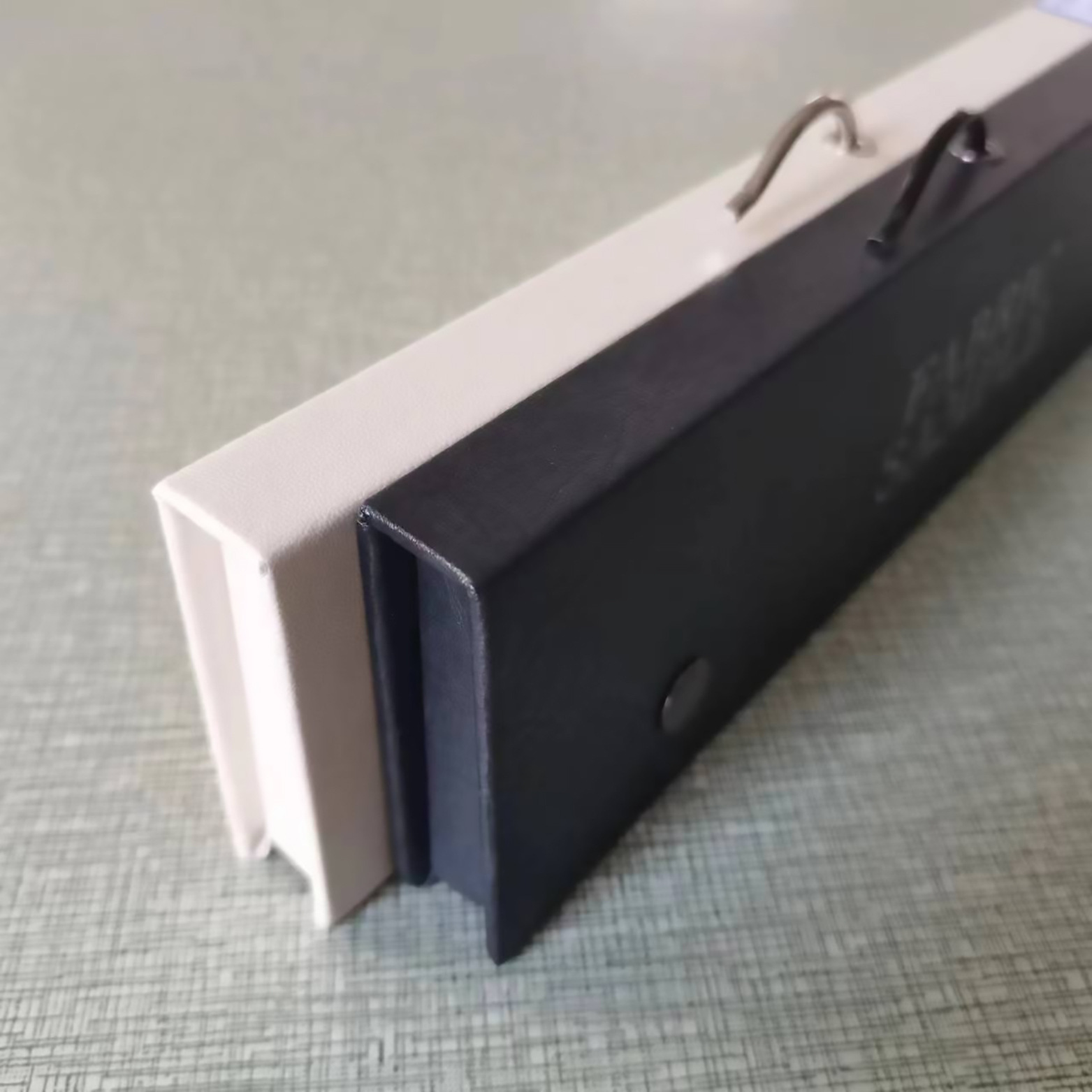 黑色 珍珠白仿皮金属挂卡纺织品挂钩按扣款衣架勾现货 免费开增票