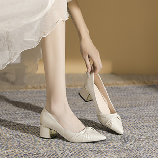 Autumn and winter New pointed toe chunky heel high heels plus size extra large widened wedding shoes wedding bridal shoes single-layer shoes Xiuhe clothing