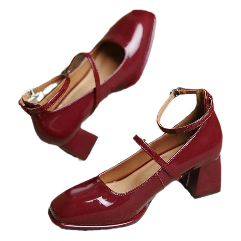 Zapatos de cuero de charol de tacón grueso retro zapatos de cuero pequeños 2023 primavera nueva hebilla roja de tacón alto Mary Jane zapatos de mujer