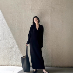 高级感慵懒风针织连衣裙女秋冬季宽松长款小黑裙冷淡风V领长裙子