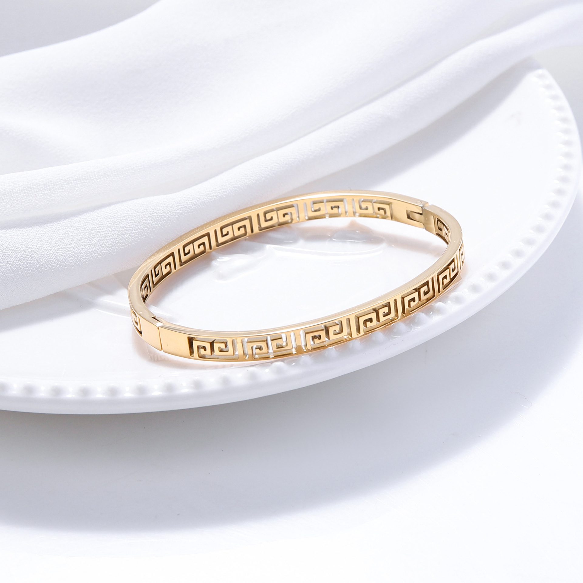 Pulsera de titanio y acero para mujer, diseño moderno y sencillo, pulsera de lujo que no se desvanece, venta al por mayor en stock.