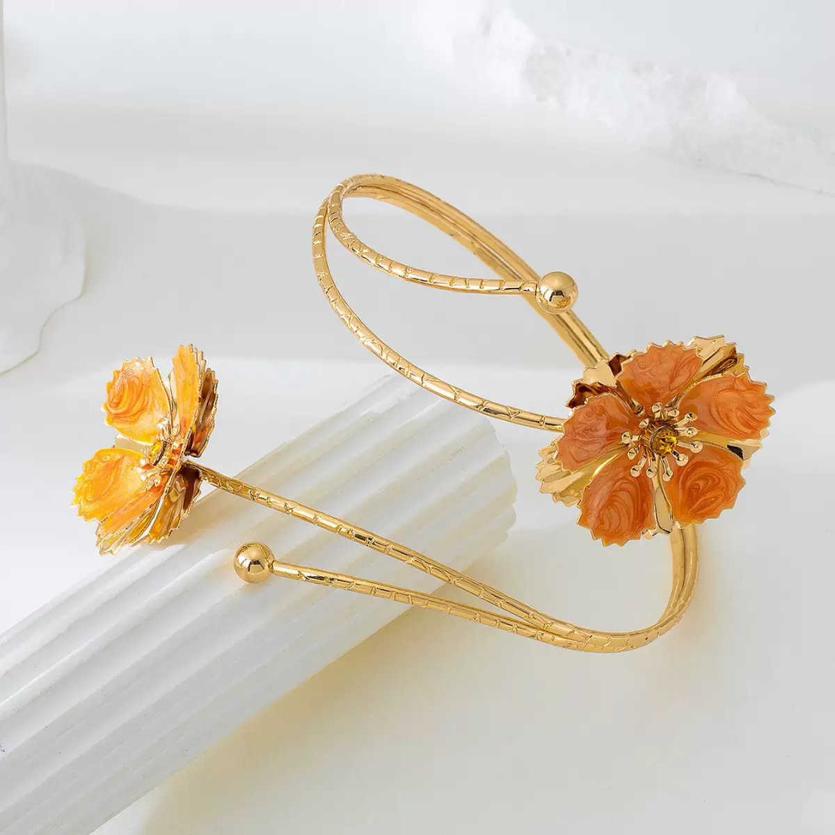 Brazalete de mujer de flores de venta caliente transfronteriza europea y americana, sentido de diseño, pulsera fresca pequeña, brazalete de mujer