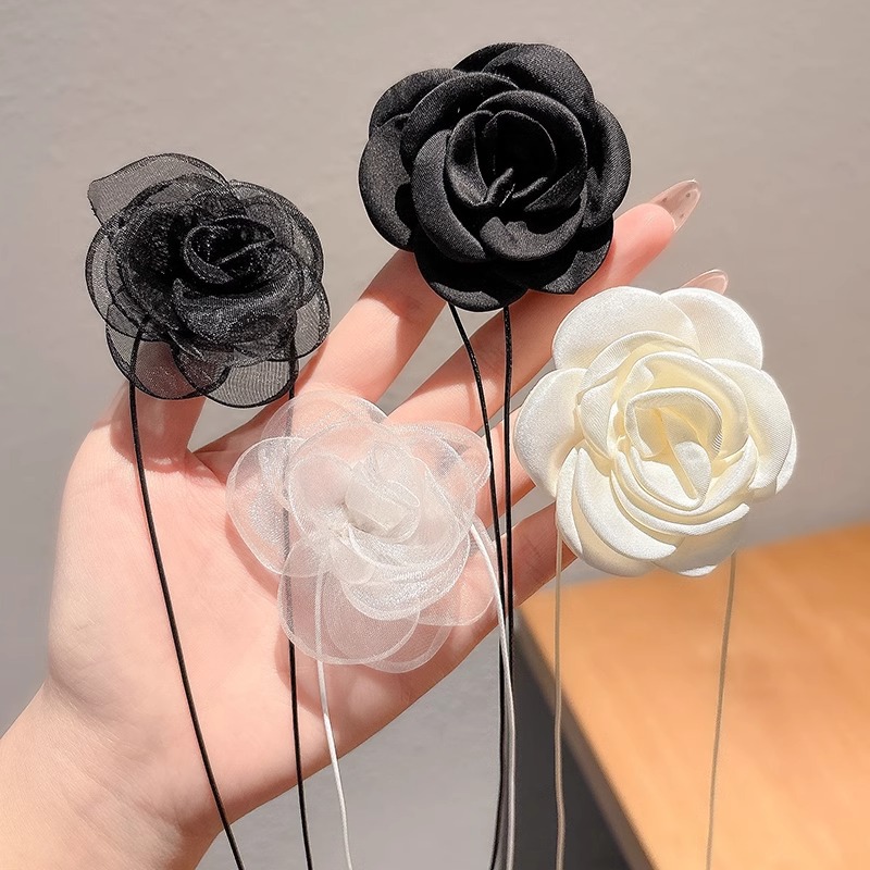 Collar con cuello de rosa Serie Camellia Choker Flores en blanco y negro Sexy clavícula French Sensation