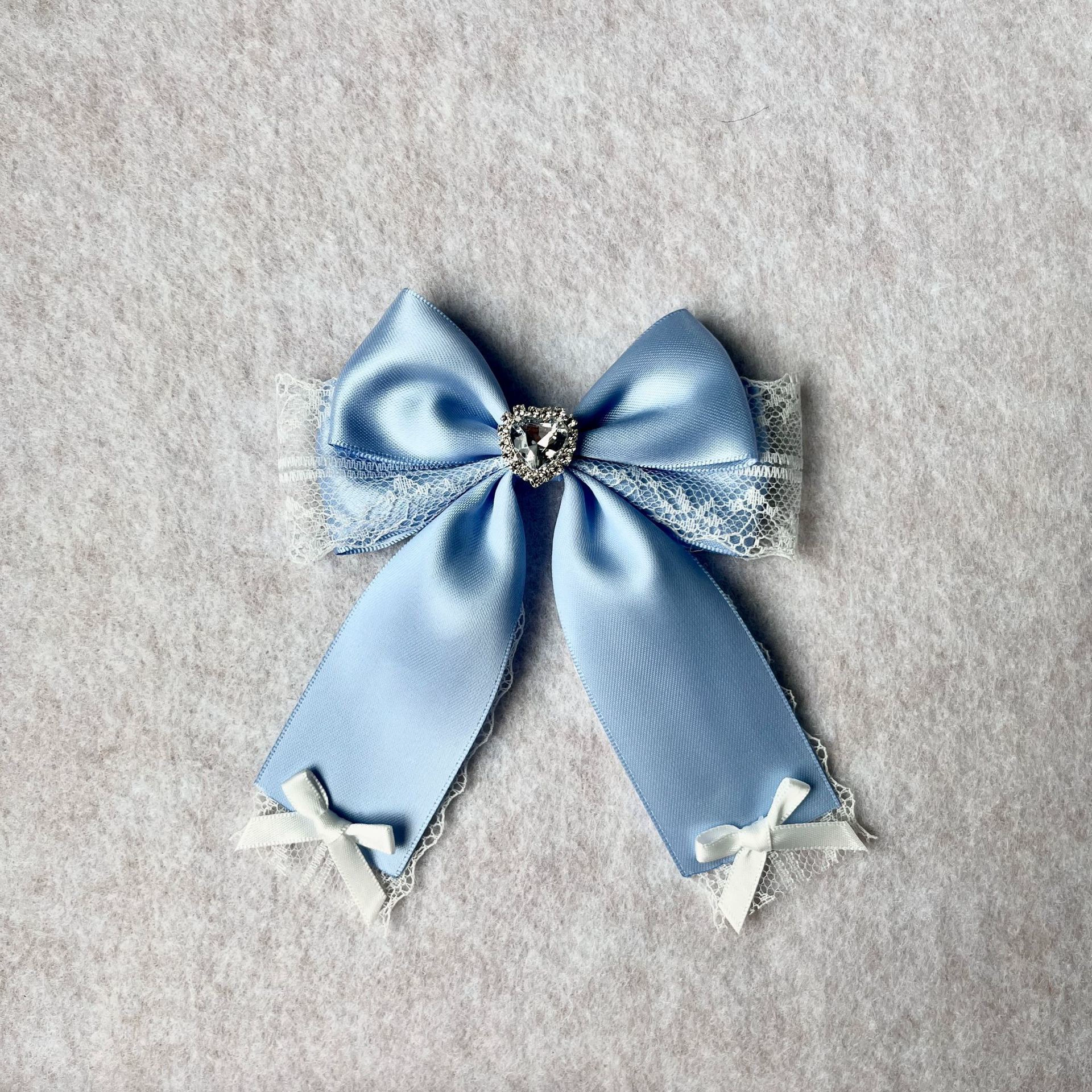 Hairgrip with bow, fashionable bangs