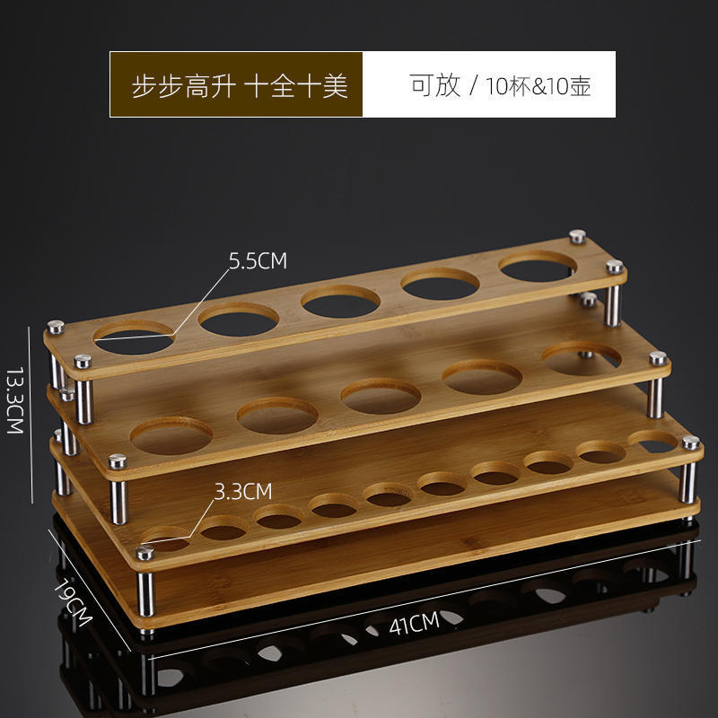 Tres plantas, 10 ollas y 10 vasos de madera