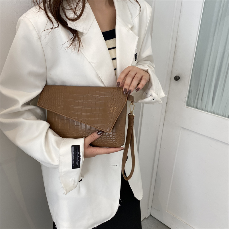 Women's Medium Pu Leather Solid Color Vintage Style Magnetic Buckle Envelope Bag display picture 8