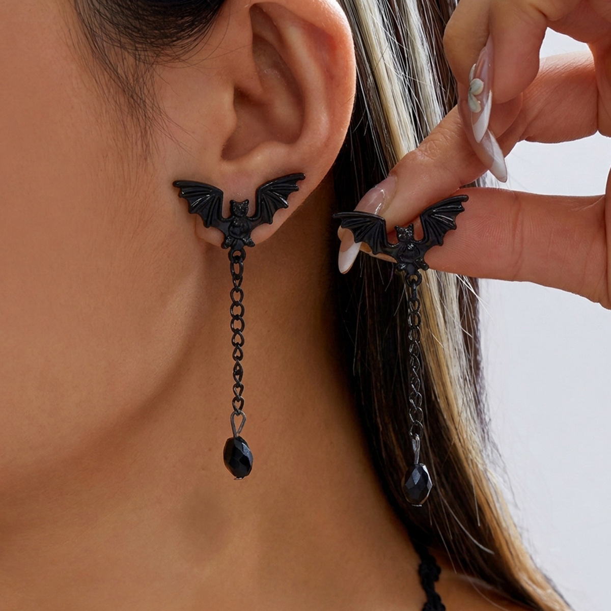 Aretes de Halloween series de diseño gótico oscuro color de choque murciélago colgante de cristal orejas nicho femenino retro