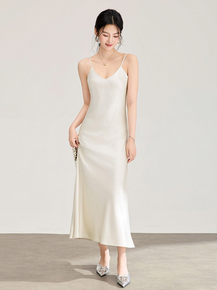 Đầm maxi nữ satin dáng suông, cổ yếm dây mảnh, thiết kế xéo cạnh — màu đen