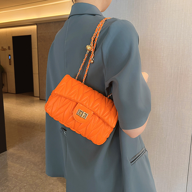 Bolsa tiracolo pequena com corrente e design acolchoado chic_voghion.com