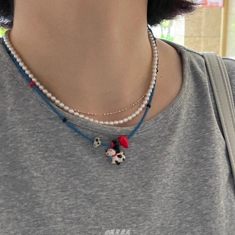 diy自制款可爱开心奶牛吊坠红串珠蓝珠夏季项链锁骨链配饰