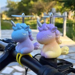 電動車の振り子の電気自動車の電気ロバのオートバイの小さい黄色のアヒルの竹トンボのヘルメットの装飾品はかわいいです。
