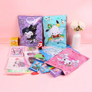 Подарочный набор-сюрприз: канцелярия и игрушки Sanrio