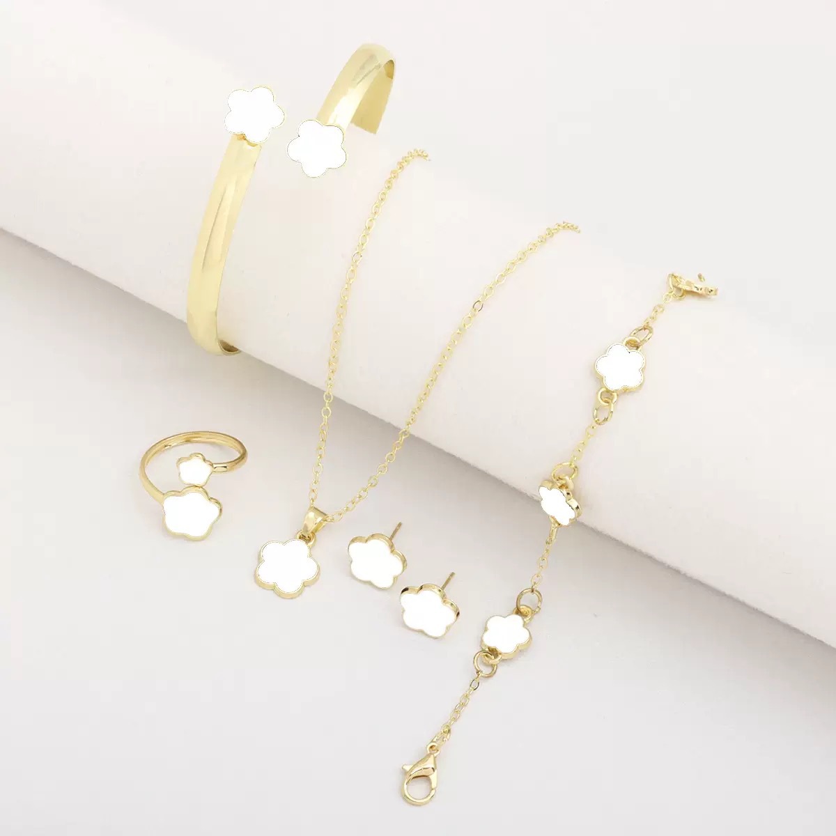 Cross-Border Hot-Selling Five-Leaf Clover Jewelry Set for Women, Simple Enamel Lucky Plum Blossom Necklace, Versatile Bracelet, Bangle, and Earrings