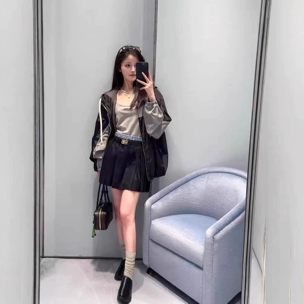 Юбка плиссе синего цвета в клетку с декоративной строчкой, ранняя весна 2025 года, молодежная, омолаживающая.