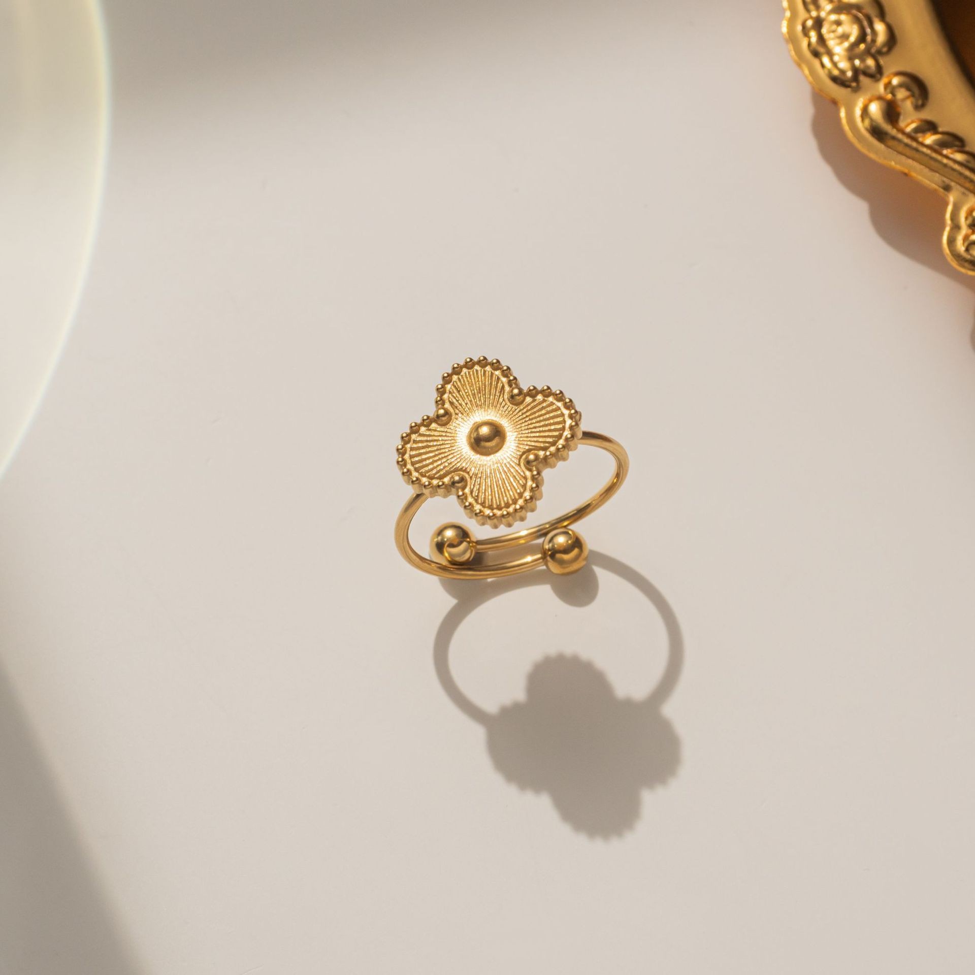 Celebridad de Internet nueva pulsera de trébol de cuatro hojas hembra Corea del Sur simple ins Cinco flores fritillary buena suerte trébol de cuatro hojas pulsera de acero de titanio cadena