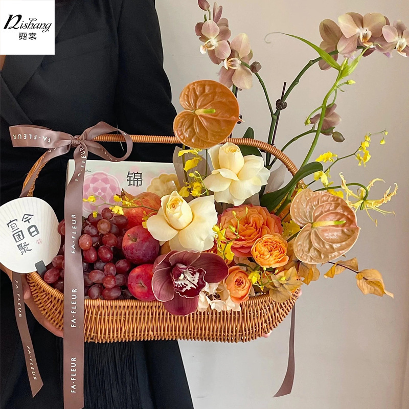 中秋節の月餅の生花は花のかごを手にして藤を作って果物のかごを編みます。|undefined
