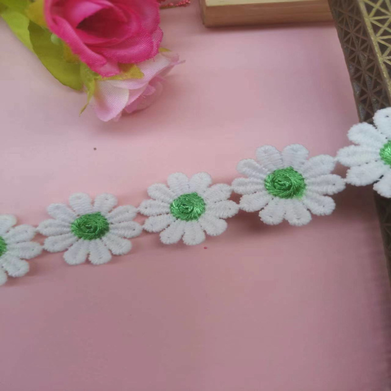 Fabricante de suministro directo de 2.5CM pequeña margarita agua bordada encaje de seda de leche de color encaje accesorios de ropa