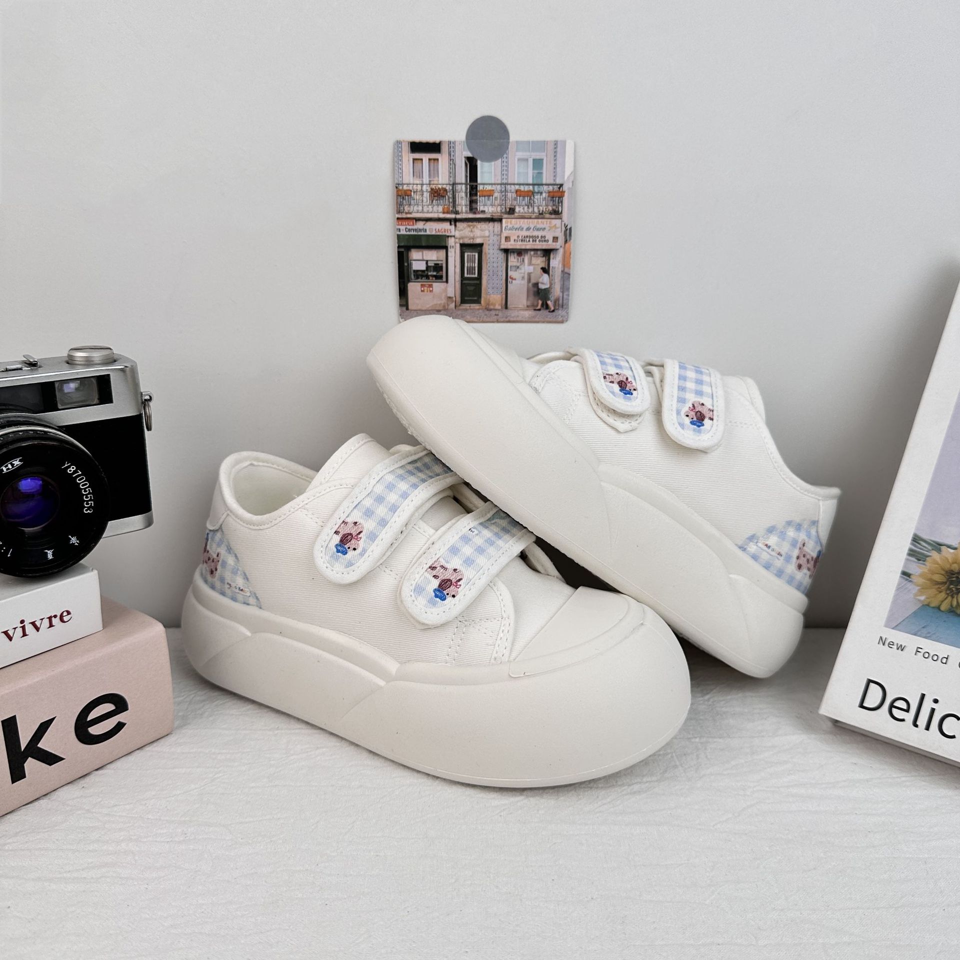 Yuanbo verano zapatos de skate casuales para mujeres 2025 nuevos zapatos blancos de suela gruesa zapatos de lona delgados zapatos de bolsa