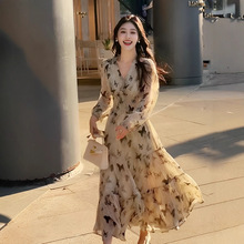 蝴蝶碎花连衣裙女秋2025新款法式V领水墨印花长袖收腰显瘦长裙子