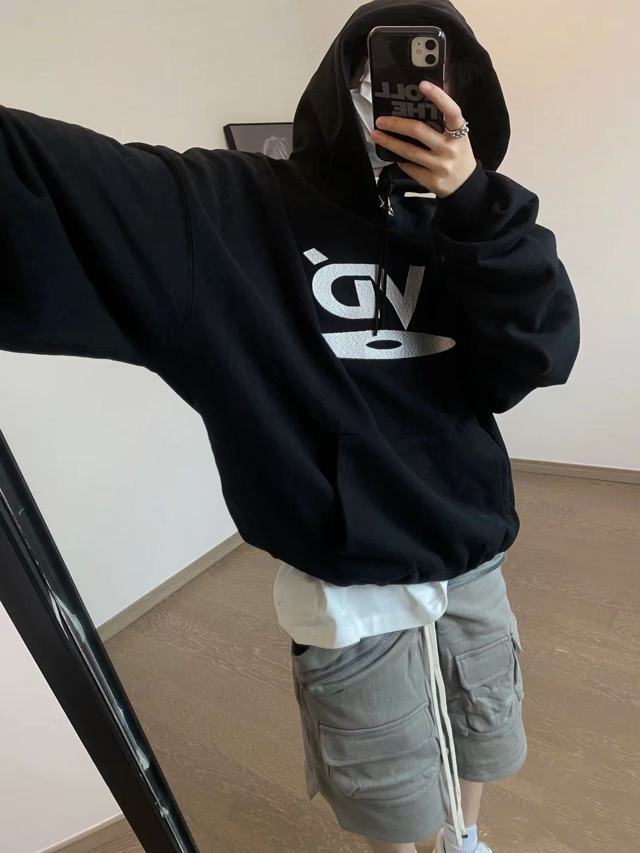 Felpa nera con cappuccio e lettera ricamata unisex_voghion.com