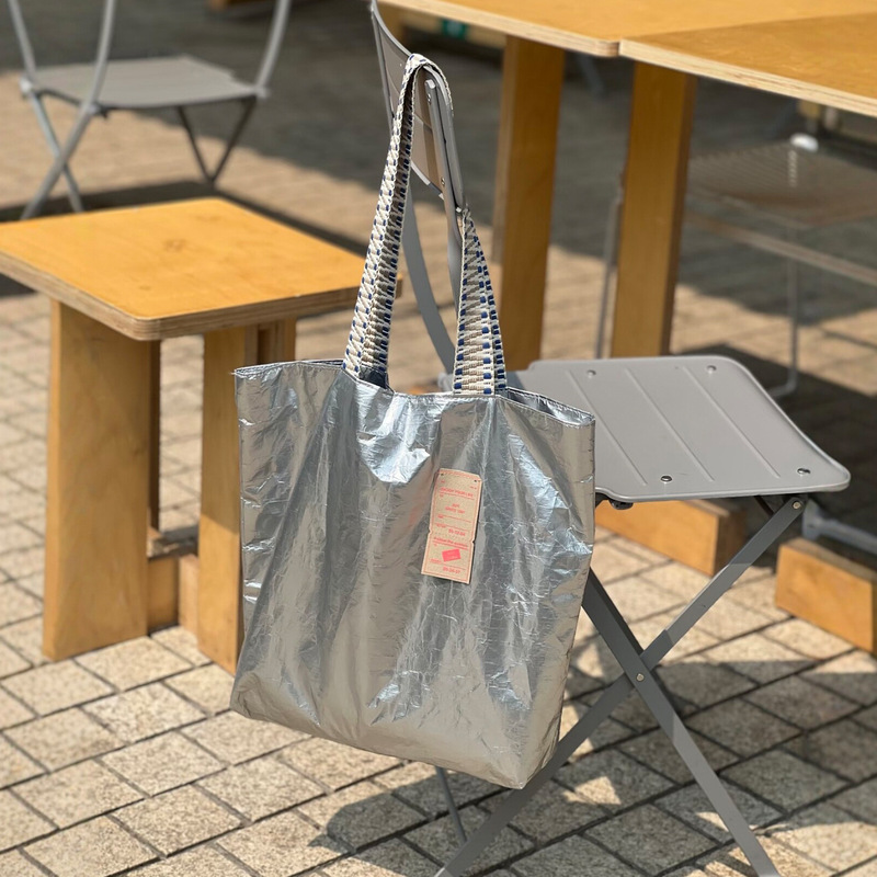 Super Popular Niche Korean Silver Dupont Paper Bag Custom Tote Bag Glossy Handbag Shoulder Bag Tech-Savvy Silver
