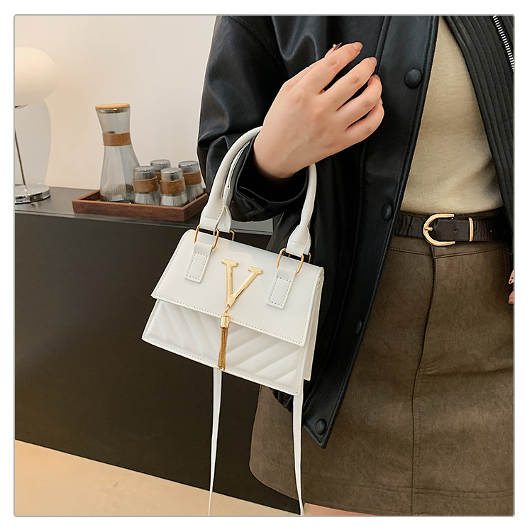 This year, trendy, fashionable and high-quality handbags are in vogue. Women's bags with stylish tassels and unique diagonal patterns are single-shoulder crossbody women's bags undefined