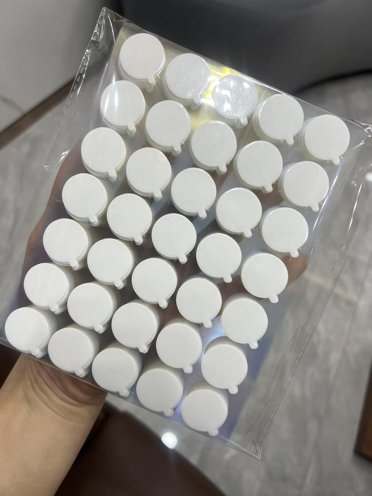 원형 지름 20mm*1mm, 손으로 뜯을 수 있는 흰색 배경 (개당 가격)