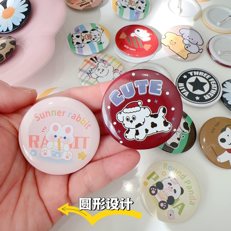 漫画のブローチのバッジのかわいい花の学生の胸のバッジの包みのアクセサリーのペンダントの小さいプレゼントの卸売りは図に来ることができます。|undefined