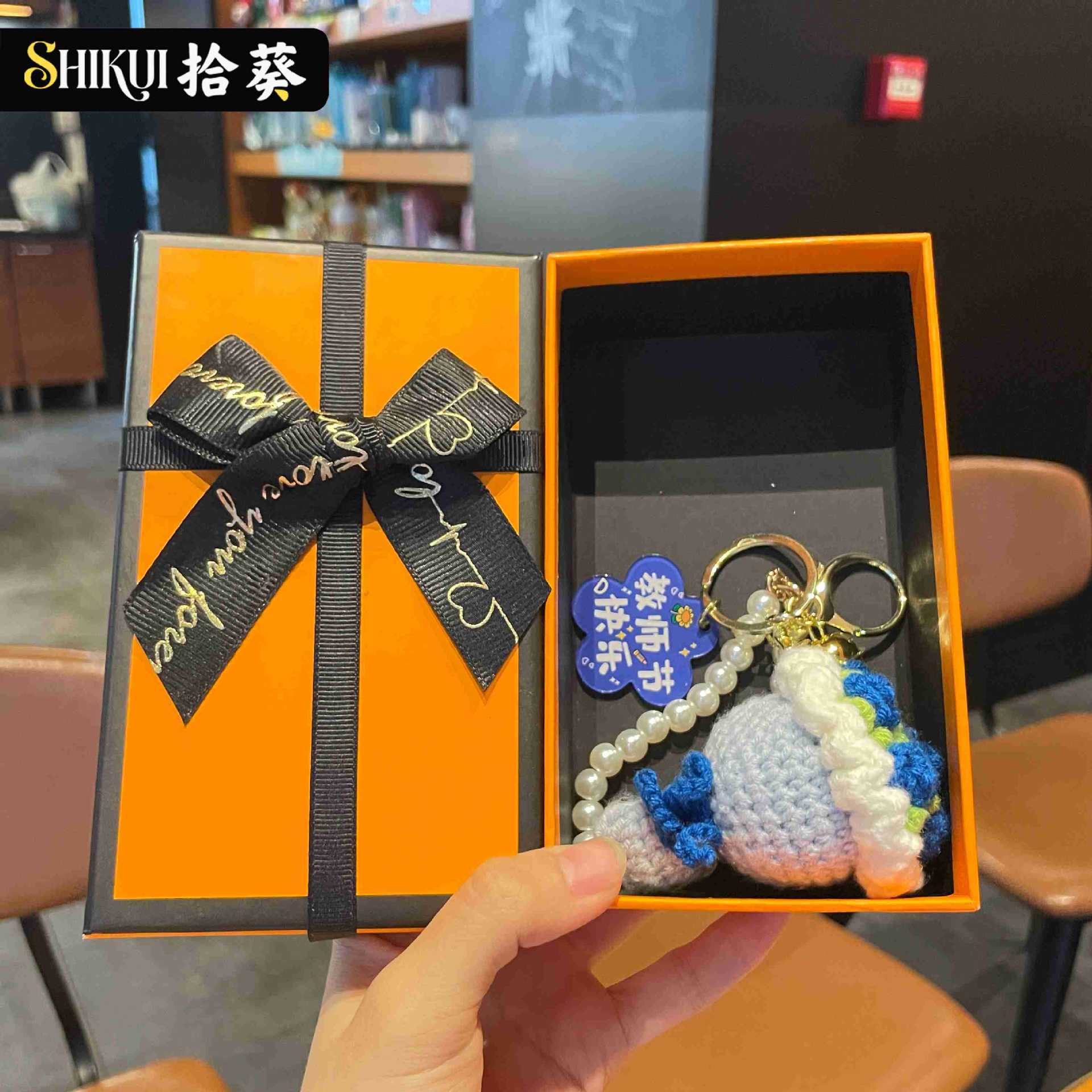 Blue chain pearl, orange gift box