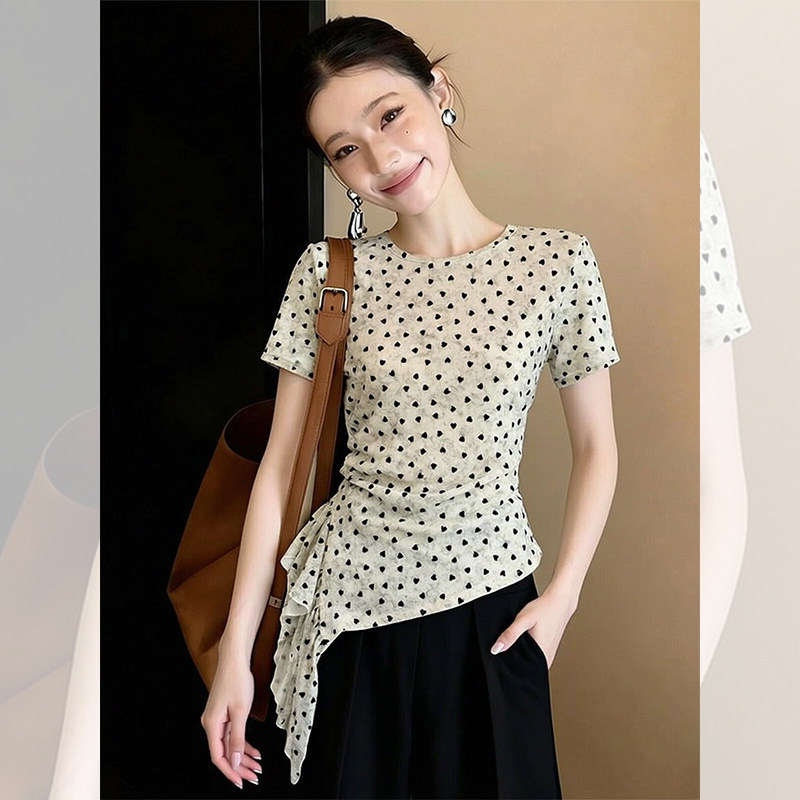 Áo thun nữ cổ tròn tay ngắn họa tiết chấm bi, vạt bất đối xứng, thiết kế eo thon — màu đen chi tiết 1