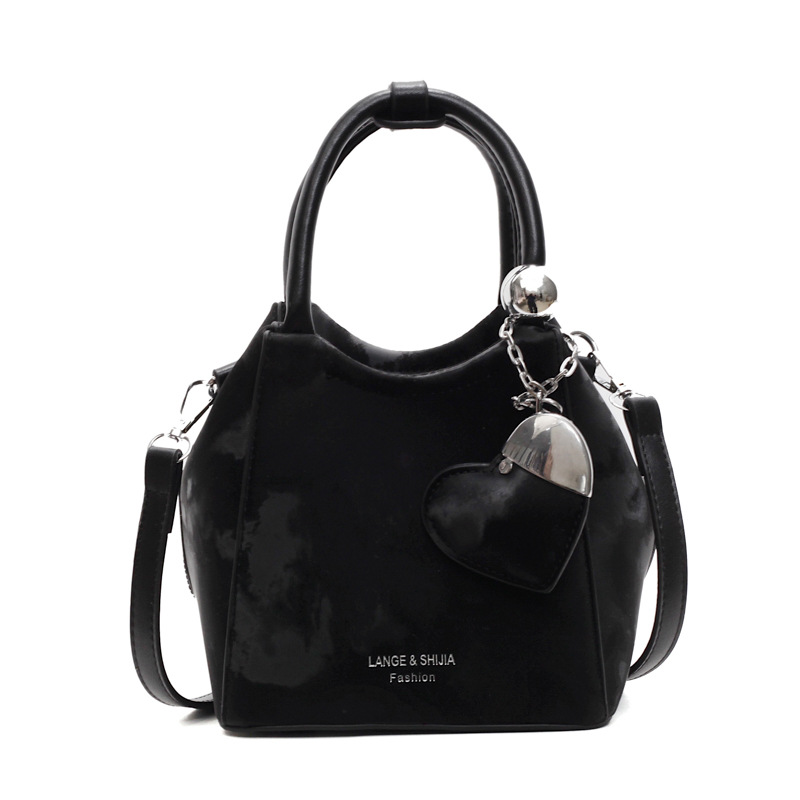 Nicho de diseño de bolsas de cubo de mano para mujeres 2025 nuevo estilo coreano bolso de hombro universal de moda retro bolso de mochila