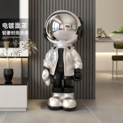 創意宇宙人の客間には大型の床に落ちたソファが置かれています。