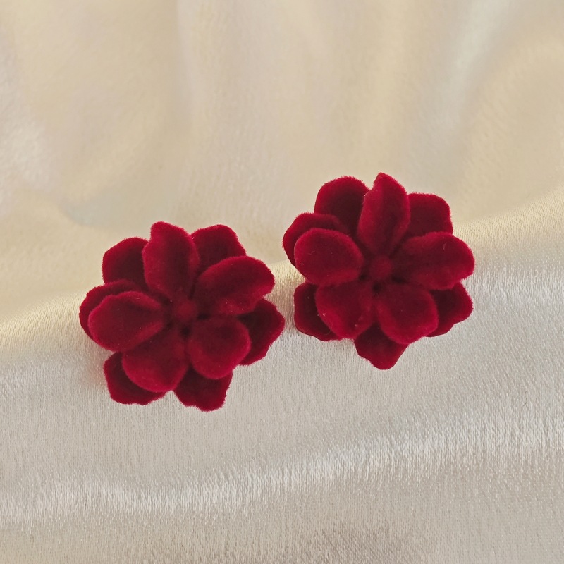 2025 nuevos pendientes de flores pequeños, frescos y simples, moda de lujo ligera, pendientes de celebridades de Internet de todo fósforo, pendientes al por mayor