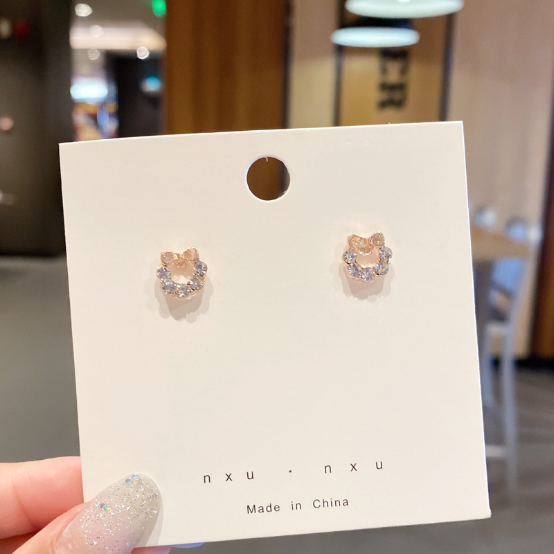 Pendientes transfronterizos, pendientes de metal de alta calidad, pendientes de 2025 nuevos pernos de moda, temperamento ligero y lujoso, pendientes de atmósfera