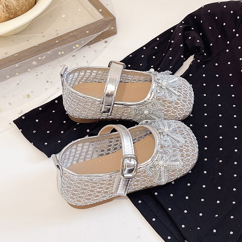 Niñas sandalias Baotou 2026 verano nuevo estilo de moda infantil zapatos de princesa universal arco de perla hueco zapatos simples