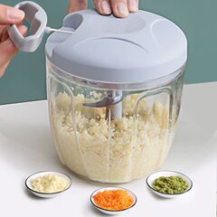 縄を引いて野菜を切る器のニンニクの泥をかき混ぜてニンニクの末をつぶして唐辛子を切って果物の泥を打ちます。