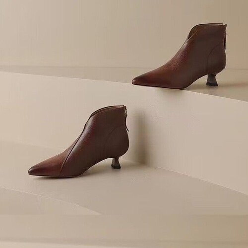 2025 Pointed Cat Women's Autumn/Winter Brown Chelsea Boots Retro V-Mouth Soft Leather Ankle Boots