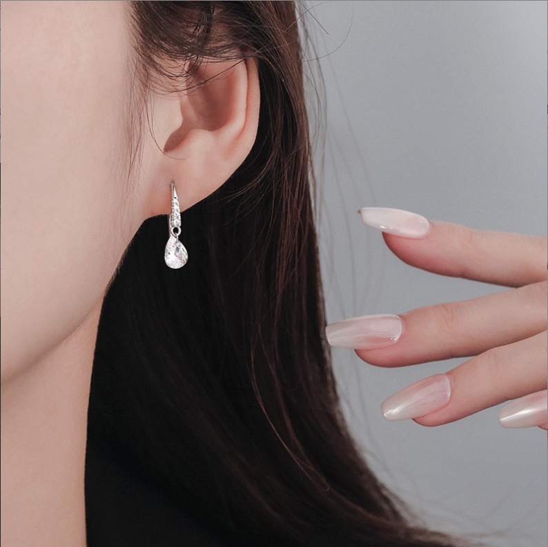 Gota de agua gancho de oreja de circón destello inteligente femenino exquisito sentido de alta gama Pendientes simples y compactos temperamento ligero lujo todo fósforo