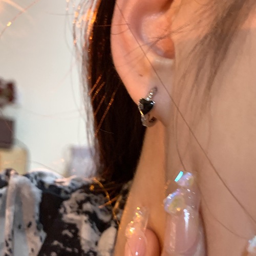Sleeping without removing dark heart ear studs for women, minority design sense, high-end cold temperament ear accessories for women, new style