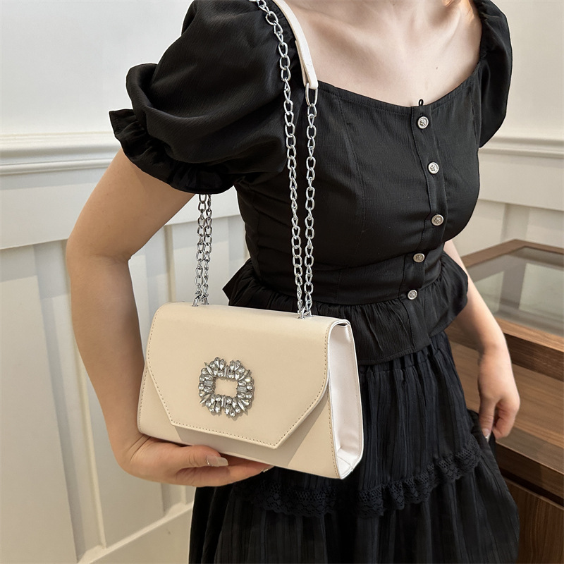 2024 invierno nuevo bolso de cadenas de diamantes retrógrado exquisito vestido plano para la cena pequeña bolsa cuadrada para mujeres