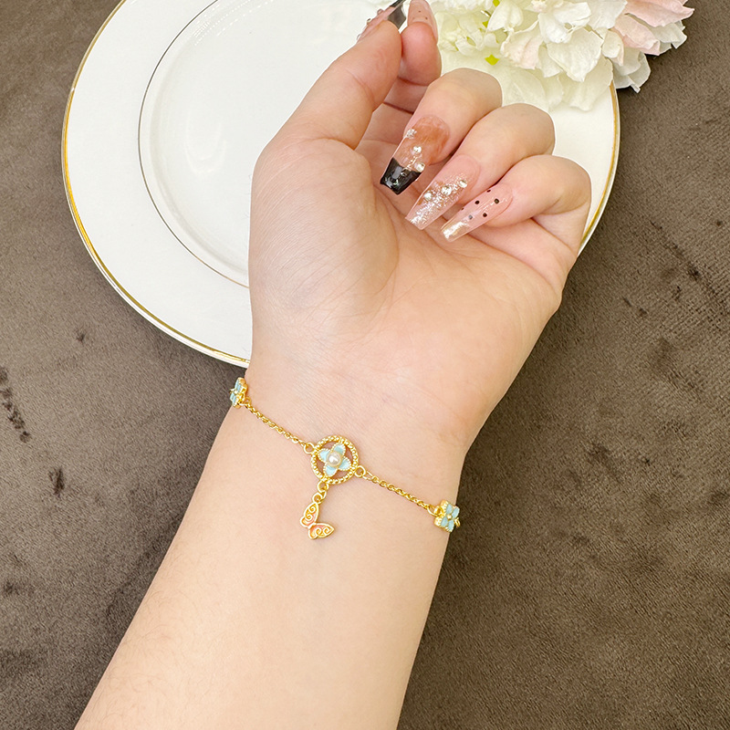 Viejo oro de oro de Vietnam dulce polifacético mariposa de cuatro hojas pulsera de flores para mujeres simple ligera de lujo estilo de alta calidad joyas de suministro