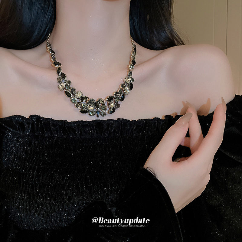 Diamante-incrustado gota de agua borla collar ligero vestido de lujo Socialite temperamento colgante clavícula Cadena de alto grado de joyería de moda al por mayor