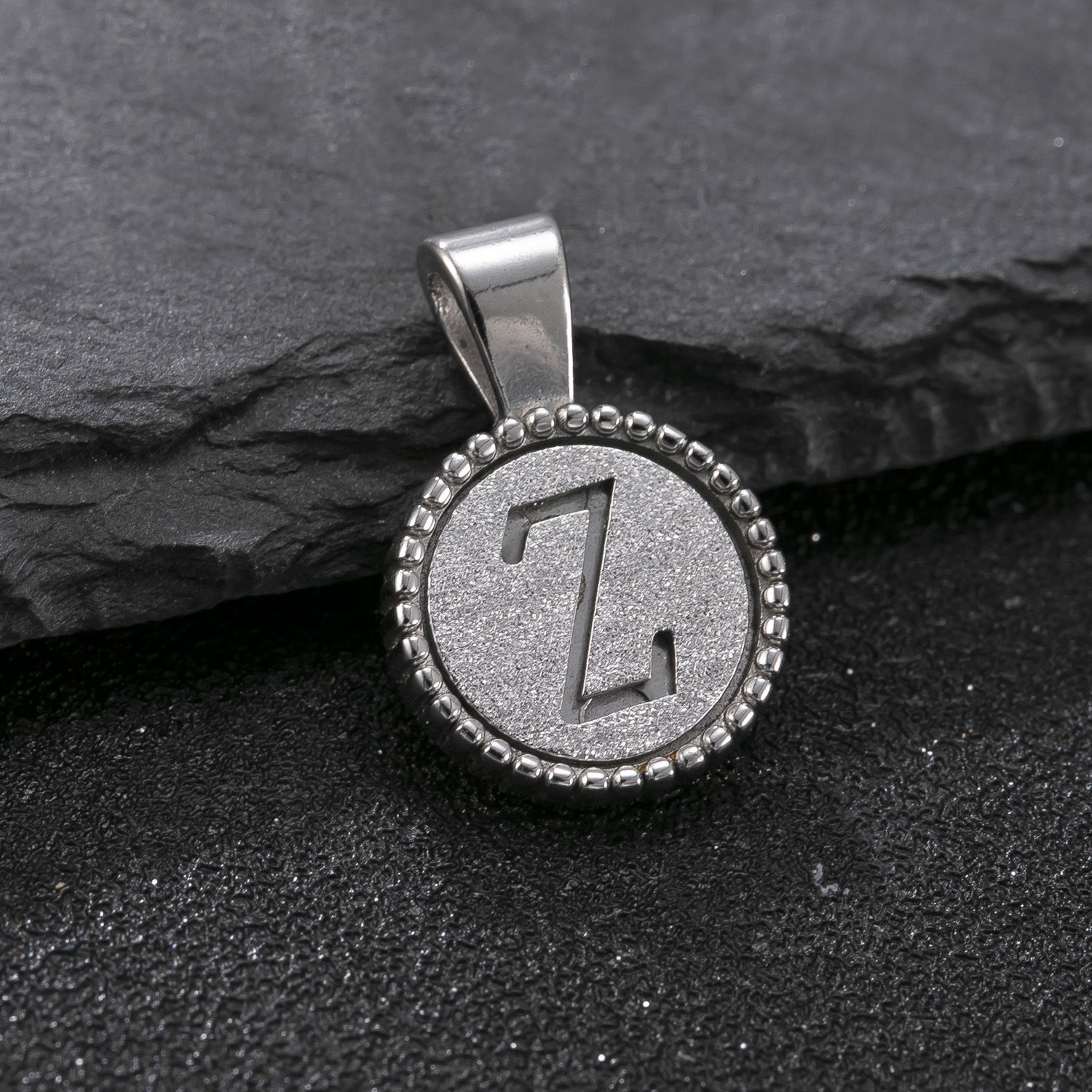 Colgante único Joyas de acero de titanio transfronterizas Marca redonda 26 letras inglesas Accesorios para collares Moda Joyería de acero inoxidable salvaje