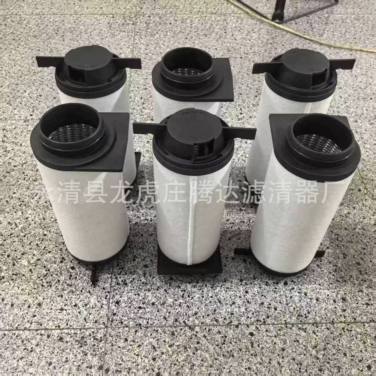 Запасной сепаратор масляного тумана для роторно-лопастного вакуумного насоса Leybold SV220B EK9606M, поставляемый от производителя.