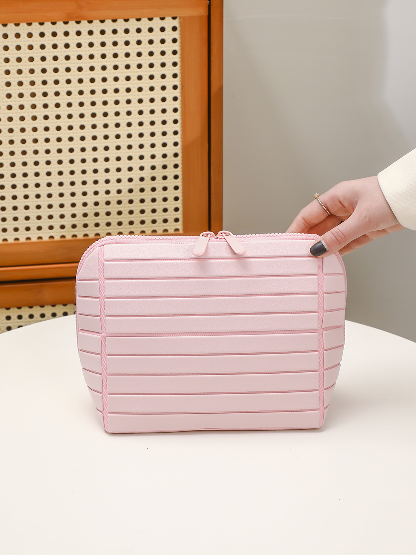 2025 nueva bolsa de maquillaje de diamante geométrico para mujeres gran capacidad de división de viaje viaje viaje bolsa de concha bolsa de almacenamiento a rayas