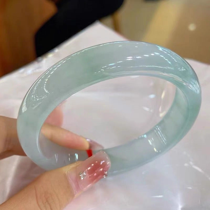 Vòng tay ngọc bích băng chủng nữ dầu xanh hoa nổi, phối màu xanh nhạt, kiểu tròn chính tắc
