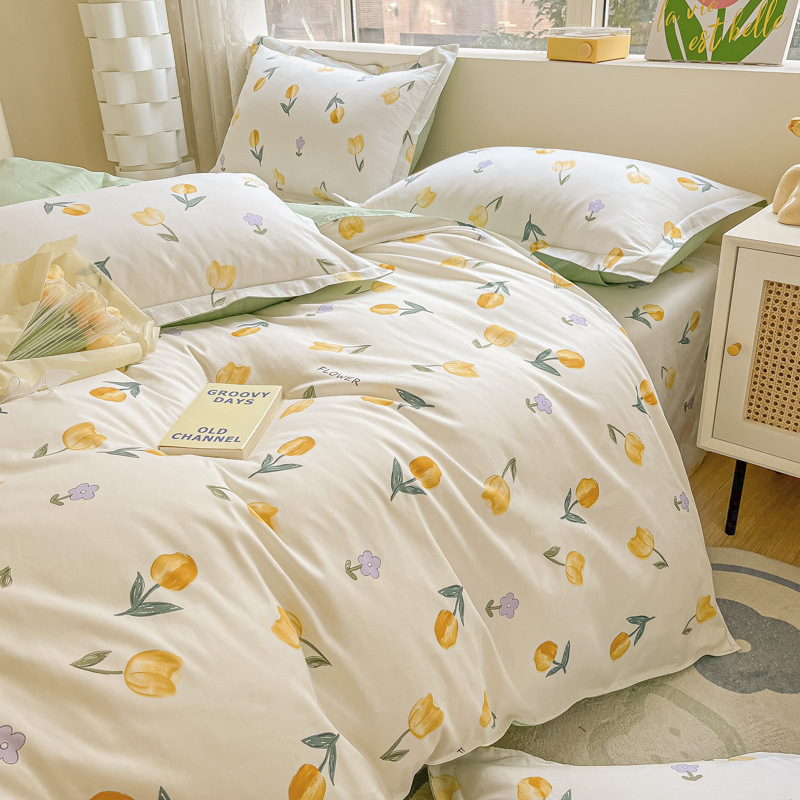 Pequeñas flores de algodón de cuatro piezas de una sola cama impresa cubierta de edredón dormitorio de estudiantes cama de algodón de tres piezas de una sola cama cubierta de edredón