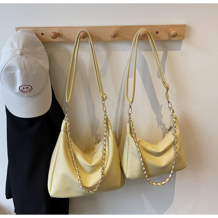 A niche, high-quality, large-capacity chain tote bag for women in the summer of 2025, a versatile and casual crossbody bag for students to commute to school undefined